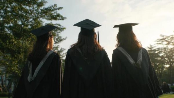 九鼎 拒拍毕业照，大学情谊为何变得冷漠